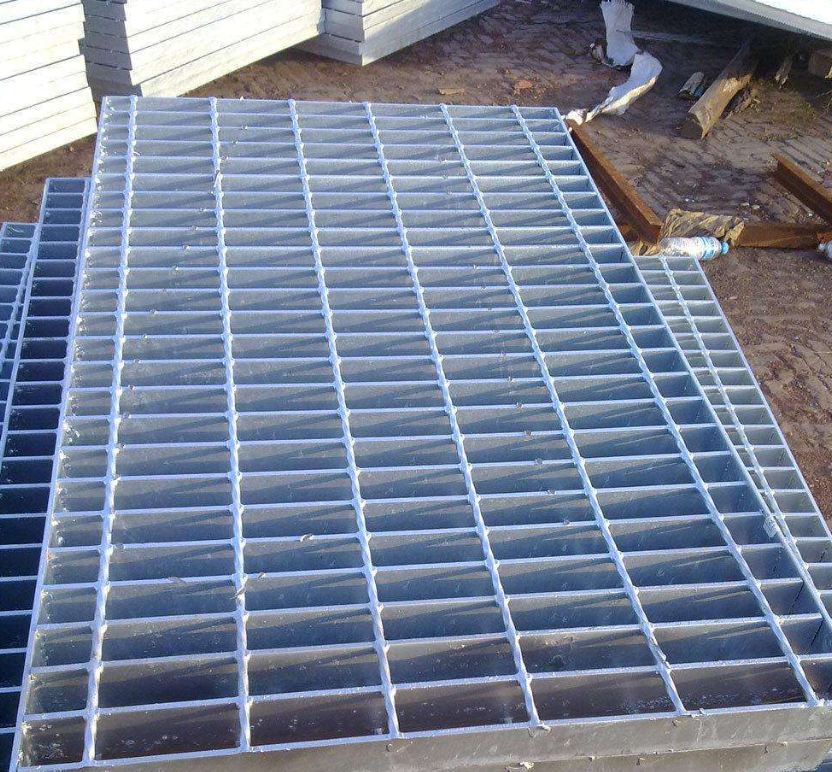 標(biāo)準(zhǔn)壓焊鋼格板Q235A通常作為走道鋪板、平臺(tái)、蓋板、踏步板等使用